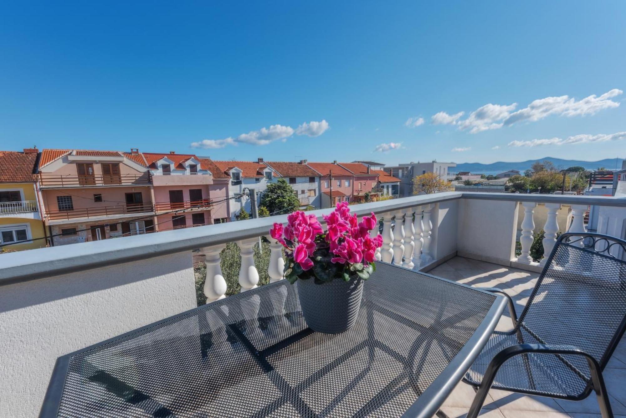 Perica Apartment And Perica Room With Separate Entrance Zadar Dış mekan fotoğraf