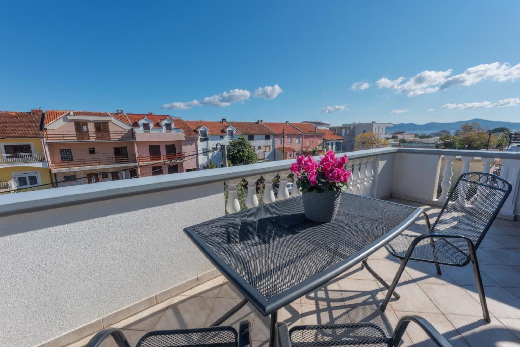 Perica Apartment And Perica Room With Separate Entrance Zadar Dış mekan fotoğraf